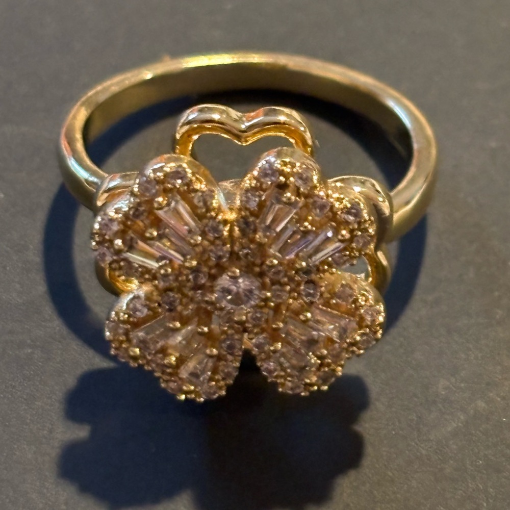 Elegant Gold Floral Ring